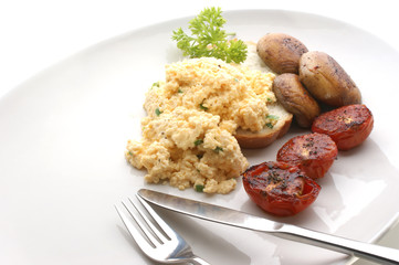 Ruehrei mit Tomaten und Champignon