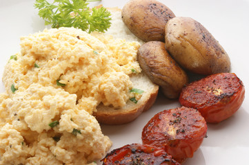 Ruehrei mit Tomaten und Champignon