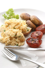 Ruehrei mit Tomaten und Champignon