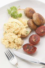 Ruehrei mit Tomaten und Champignon