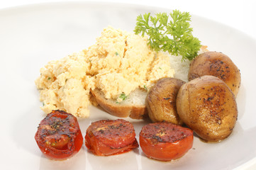 Ruehrei mit Tomaten und Champignon