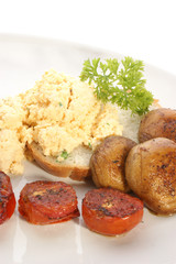 Ruehrei mit Tomaten und Champignon