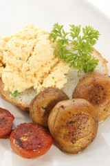 Ruehrei mit Tomaten und Champignon