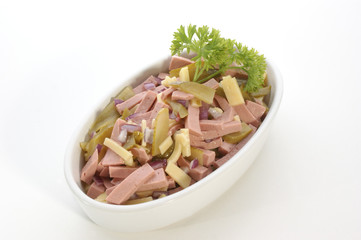Wurstsalat mit Kaese und Gewürzgurke