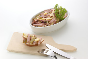 Wurstsalat mit Kaese und Gewürzgurke