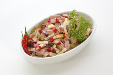 Wurstsalat mit scharfer Paprikaschote