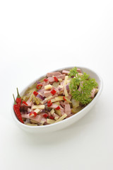 Wurstsalat mit scharfer Paprikaschote