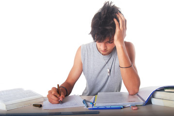 Adolescent brun faisant des devoirs