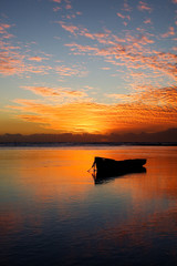 Barque au soleil couchant