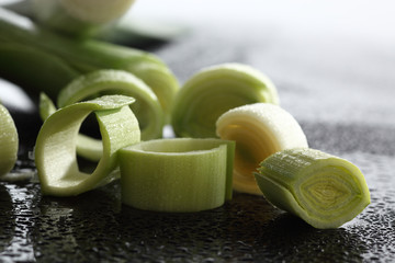 Lauch, Porree auf schwarzem Acryl