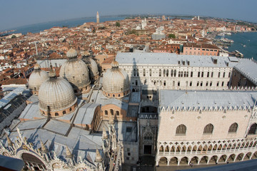 Fototapeta na wymiar Blick vom Markusturm über Markuskirche auf Venedig