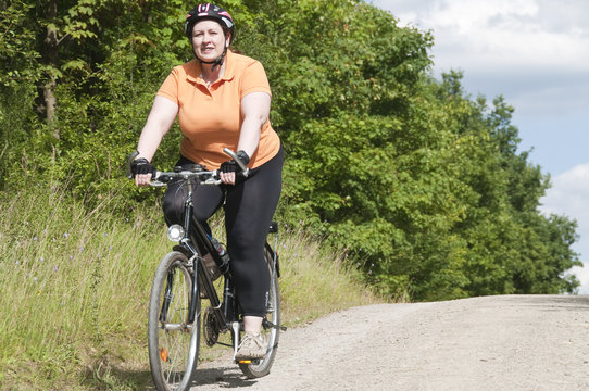 XXL-Model, &uuml;bergewichtige Frau Rad fahren auf Waldweg