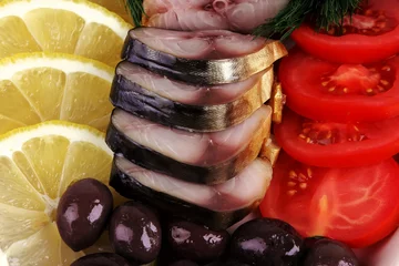 Cercles muraux Tranches de fruits poisson fumé servi avec des légumes