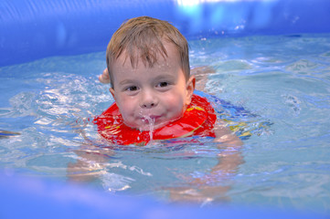 Fototapeta na wymiar Kind lernt schwimmen