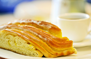 Hefekuchen mit Kaffee