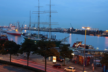 Museumsschiffe am Abend