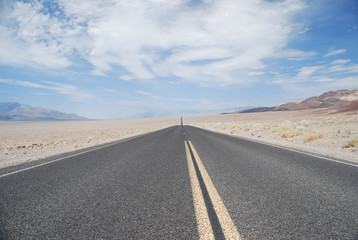 Fototapeta na wymiar Road to Nowhere - Tal des Todes - Death Valley USA
