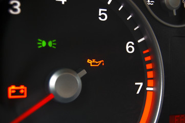 Beleuchteter Tacho im Auto