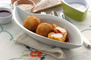 Gelato fritto su salsa di lamponi