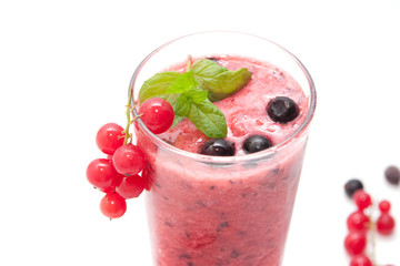 Red and black currants smoothie
