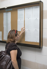 joven consultando notas en tablón