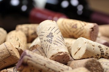 Korken auf einem Haufen mit Rotwein