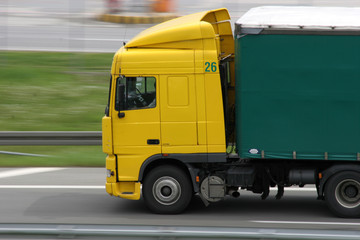gelber LKW