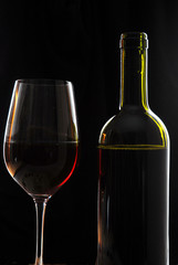 Weinflasche und Glas mit Rotwein