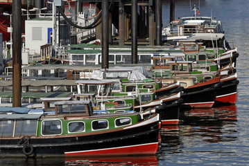 Fototapeta na wymiar Barkassen im Hamburger Hafen