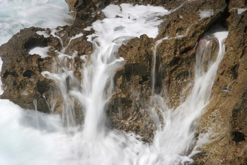 Fototapeta premium Gischt auf dem Felsen