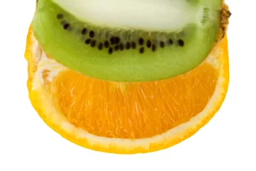Selbstklebende Fototapeten Frische Orange und Kiwi getrennt auf Weiß. Mit Fokus auf Orange © Bondarau