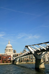 Fototapeta na wymiar The Millennium Footbridge In London
