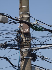 Naklejka premium Multitud de cables en poste electrico en Japón