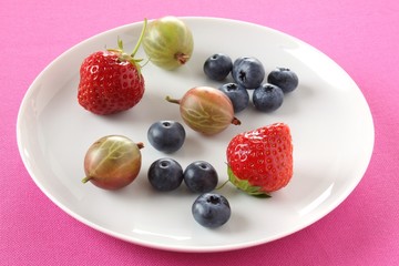 leckere beeren: erdbeeren,  stachelbeeren, heidelbeeren