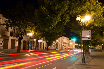 Fototapeta na wymiar Miasto, ulica z ruchem w nocy