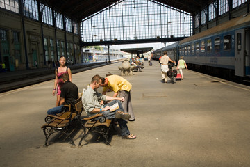 Obraz premium Westbahnhof, Budapest, Menschen warten auf dem Bahnsteig