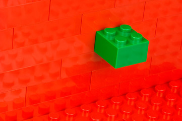 Rote Baustein Wand mit grünem Stein