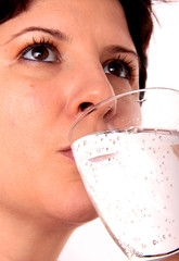 Junge Frau trinkt Wasser