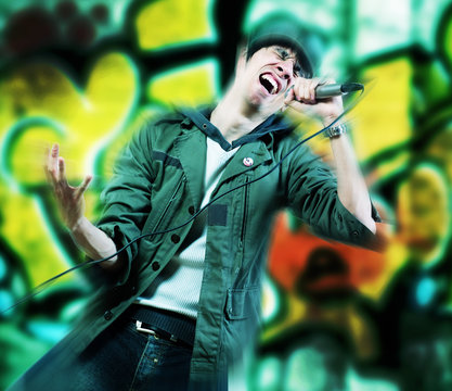 chanteur avec d&eacute;cor graffiti