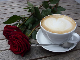 Cappuccino mit zwei Rosen