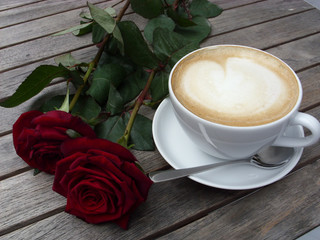 Cappuccino mit zwei Rosen