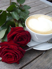 Cappuccino mit zwei Rosen
