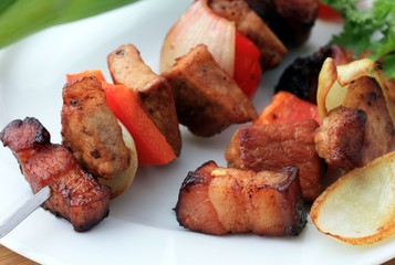 skewer with mixed salad