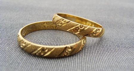 alte Eheringe auf grauem Hintergrund  vintage minimalistischer schlichter Stil