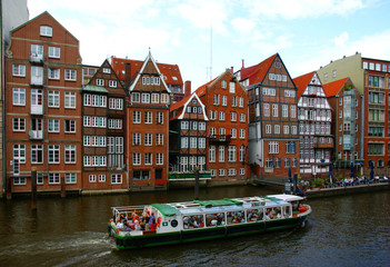 Dichstraßenfleet mit Schiff