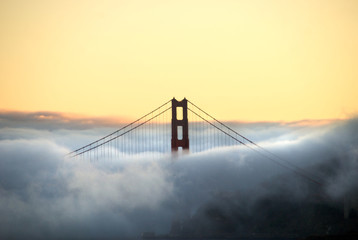 Fototapeta na wymiar Most Golden Gate przez mgłę z Angel Island
