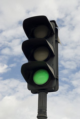 gruene Ampel mit Himmel