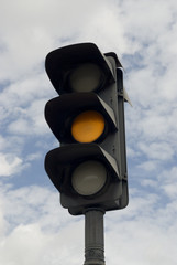 gelbe Ampel mit Himmel