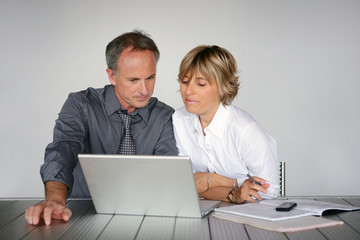homme et femme devant un ordinateur portable