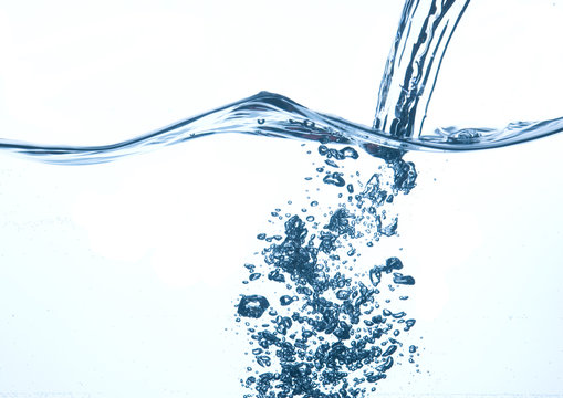 Wasserstrahl mit Luftbl&auml;schen
